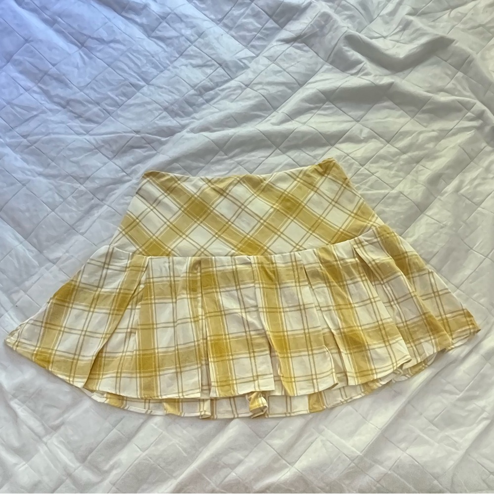 Yellow and white plaid pleated skirt
